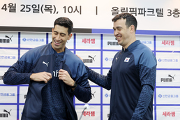 활짝 웃는 대한민국 남·녀 배구 국가대표팀 감독들