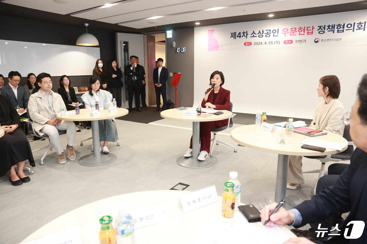 본문 이미지 - 오영주 중소벤처기업부 장관이 25일 서울 중구 11번가 본사에서 열린 '제4차 소상공인 우문현답 정책협의회'에서 소상공인의 건의사항에 답변하고 있다. (중소벤처기업부 제공) 2024.4.25/뉴스1