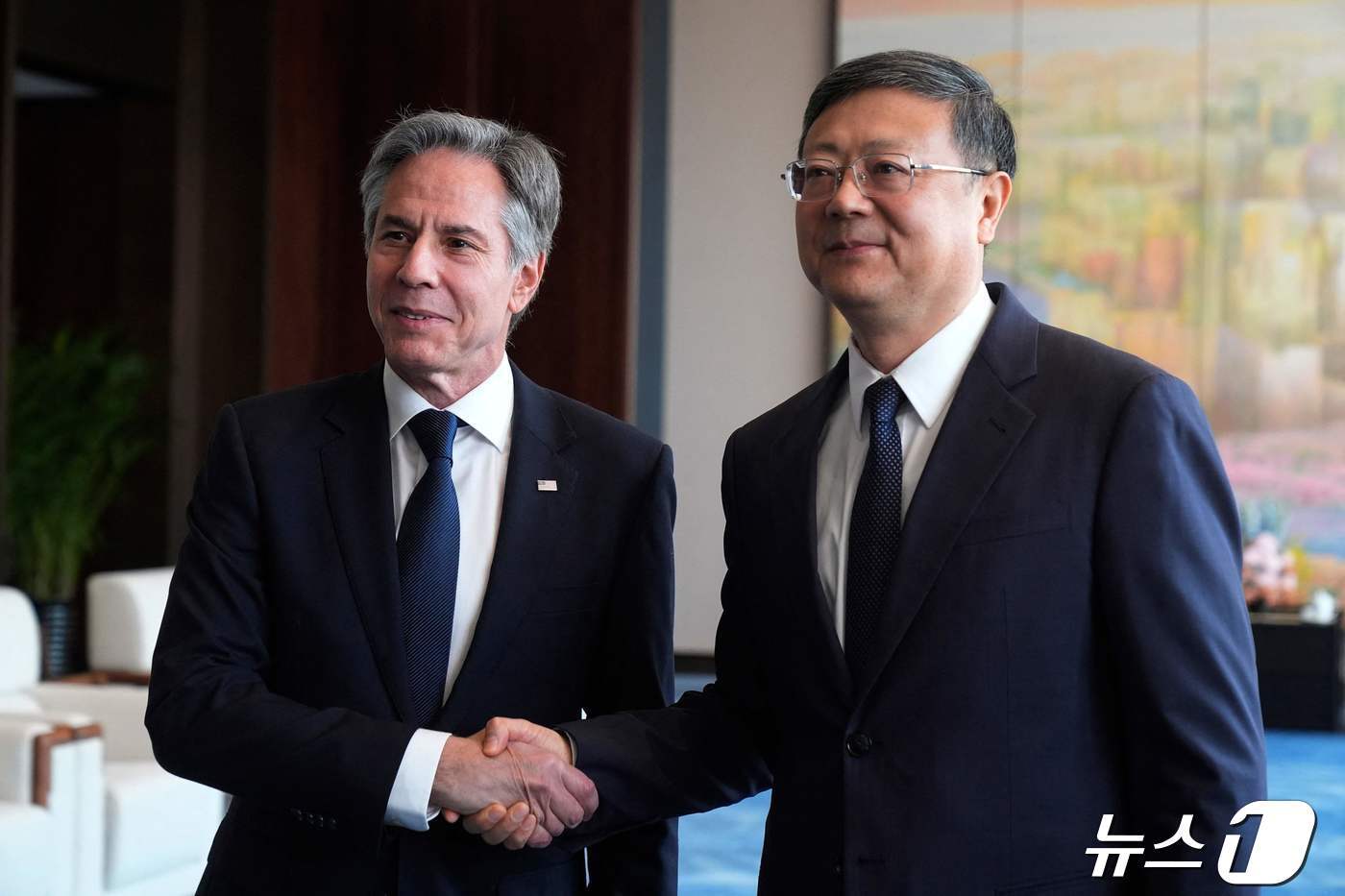 본문 이미지 - 2024년 4월 25일 중국을 방문한 토니 블링컨 당시 미국 국무장관이 상하이 그랜드 홀에서 천지닝 상하이시 당서기와 만나 악수하는 모습.ⓒ AFP=뉴스1 
