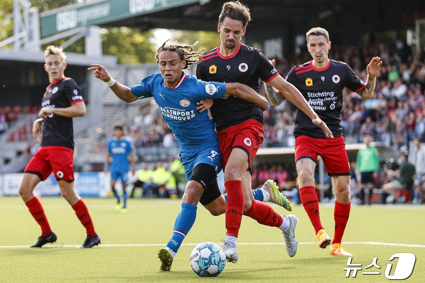 본문 이미지 - 인도네시아의 혼혈 선수 네이선 조아온(가운데 오른쪽). ⓒ AFP=뉴스1