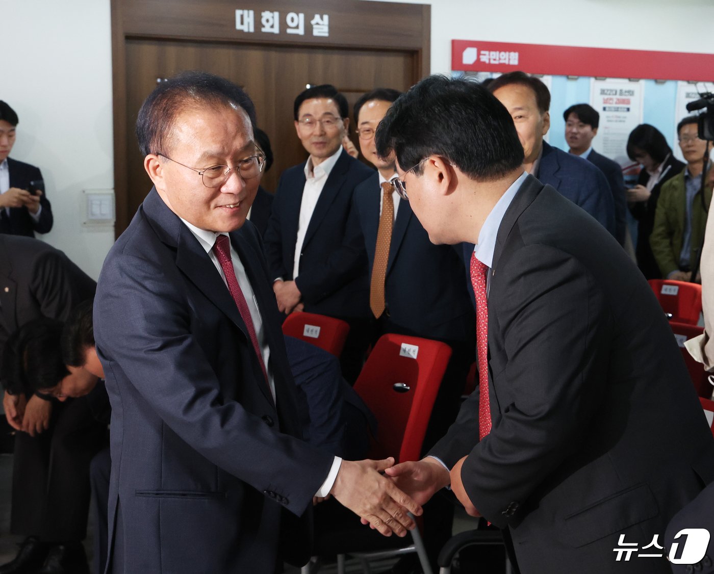 윤재옥 국민의힘 대표 권한대행이 25일 서울 여의도 중앙당사에서 여의도연구원 주최로 열린 &#39;제22대 총선이 남긴 과제틀&#39; 토론회에서 참석자들과 인사를 나누고 있다. 2024.4.25/뉴스1 ⓒ News1 ,송원영 기자