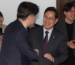 '총선 패배 분석' 토론회, 인사 나누는 박수영 의원
