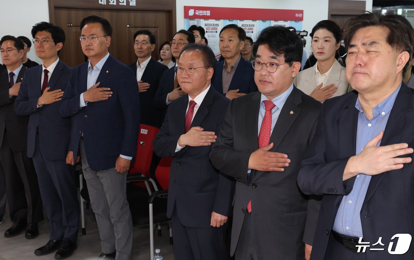 본문 이미지 - 윤재옥 국민의힘 대표 권한대행 등이 25일 서울 여의도 중앙당사에서 여의도연구원 주최로 열린 '제22대 총선이 남긴 과제틀' 토론회에서 국기에 경례를 하고 있다. 2024.4.25/뉴스1 ⓒ News1 ,송원영 기자