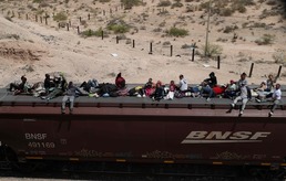 [사진] 화물 열차 타고 멕시코의 美 접경 도착하는 난민들