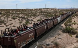 [사진] 멕시코의 美 접경 도착하는 열차 지붕 위의 난민들