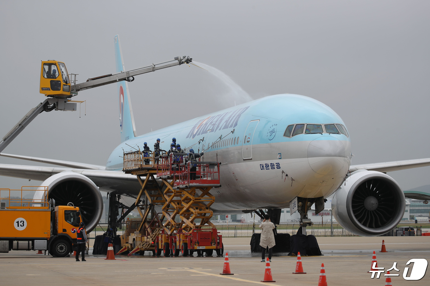 (인천공항=뉴스1) 장수영 기자 = 25일 오전 인천 중구 인천국제공항 대한항공 격납고에서 직원들이 봄을 맞아 항공기 동체 세척을 하고 있다.이날 동체 세척을 한 항공기는 HL82 …