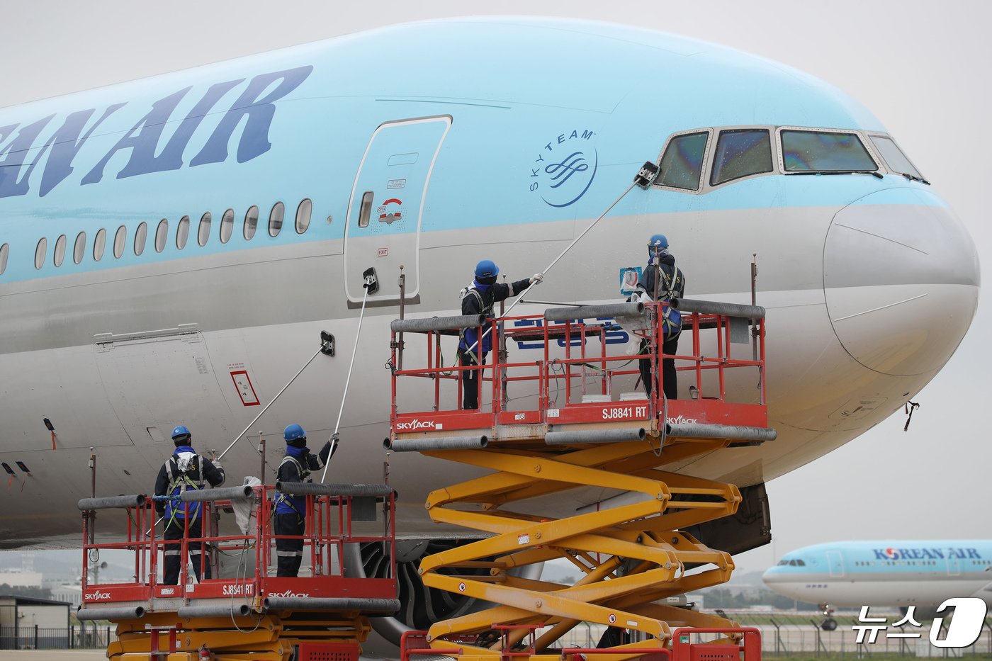 (인천공항=뉴스1) 장수영 기자 = 25일 오전 인천 중구 인천국제공항 대한항공 격납고에서 직원들이 봄을 맞아 항공기 동체 세척을 하고 있다.이날 동체 세척을 한 항공기는 HL82 …