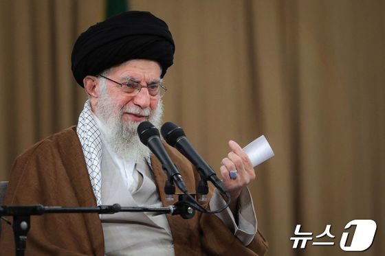 [사진] 노동자 모임서 연설하는 하메네이 이란 최고 지도자