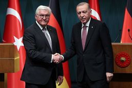 [사진] 회견 중 악수하는 독일 대통령과 튀르키예 대통령