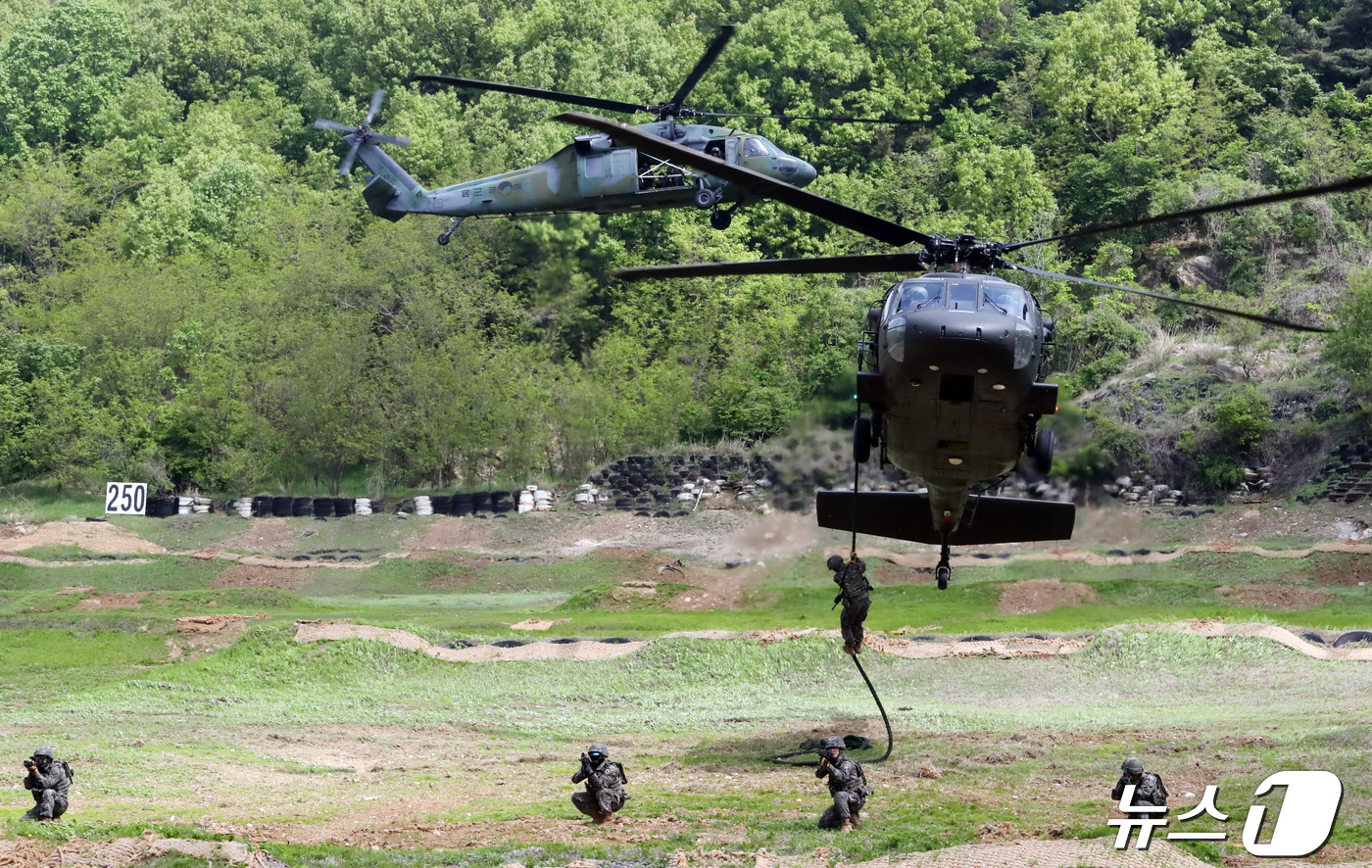 (세종=뉴스1) 김기남 기자 = 25일 세종시 금남면 남세종 예비군훈련장에서 실시된 육군 제32보병사단이 주관하는 민ㆍ관ㆍ군ㆍ경ㆍ소방 통합방위훈련에서 기동대대 요원들이 헬기 이동후 …