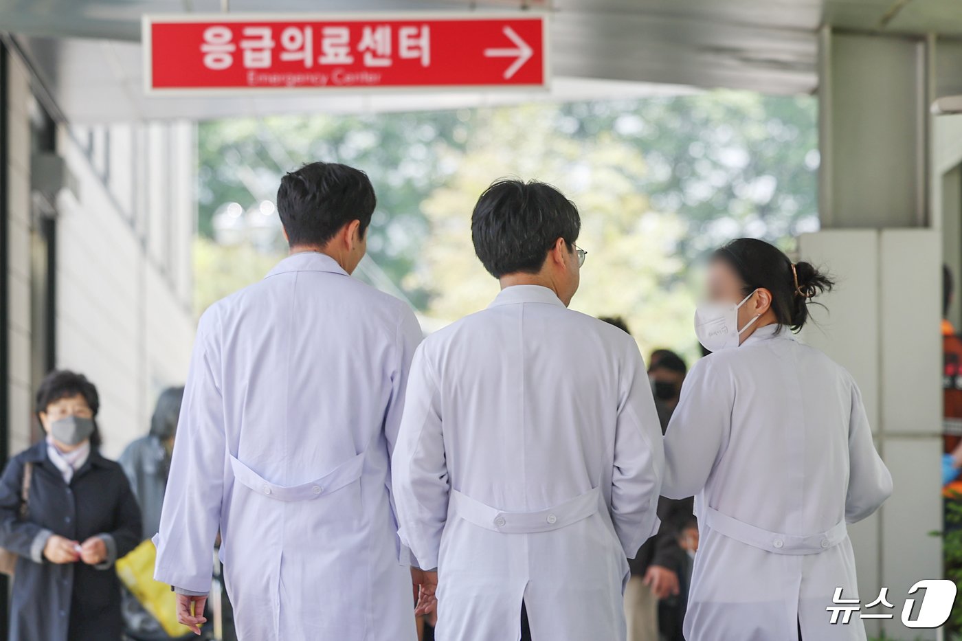 본문 이미지 - 정부의 의대 정원 확대에 반발하는 전공의를 비롯한 의료계의 집단행동이 장기화 되고 있는 25일 서울의 한 대학병원에서 의료진이 오가고 있다. 2024.4.25/뉴스1 ⓒ News1 민경석 기자