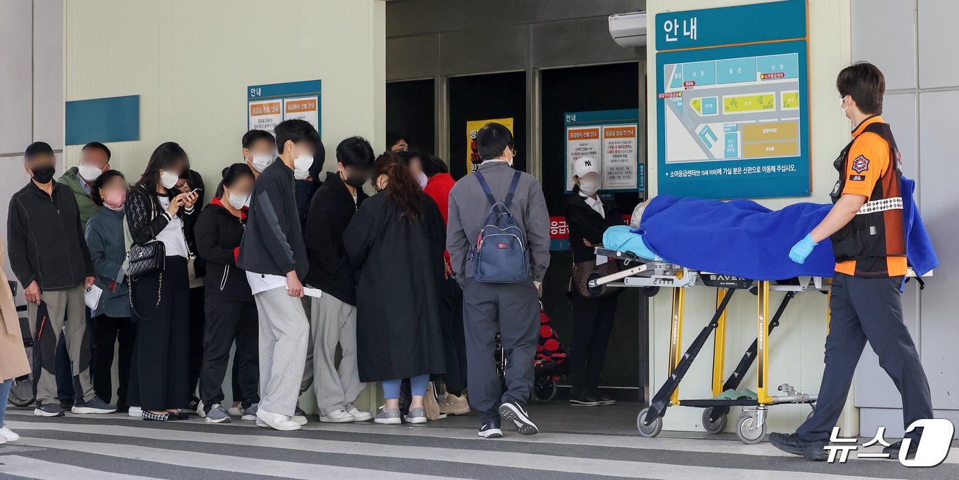 정부의 의대 정원 확대에 반발하는 전공의를 비롯한 의료계의 집단행동이 장기화 되고 있는 25일 서울의 한 대학병원 응급의료센터 앞에서 환자와 보호자들이 줄이어 진료를 기다리고 있다. 2024.4.25/뉴스1 ⓒ News1 민경석 기자