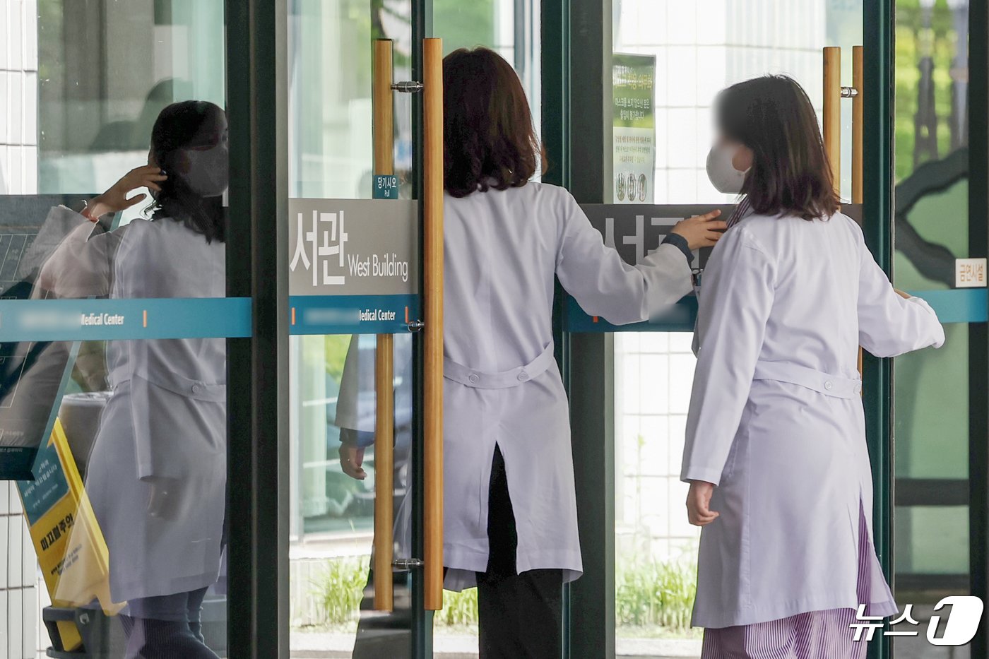 본문 이미지 - 정부의 의대 정원 확대에 반발하는 전공의를 비롯한 의료계의 집단행동이 장기화 되고 있는 25일 서울의 한 대학병원에서 의료진이 오가고 있다. 2024.4.25/뉴스1 ⓒ News1 민경석 기자