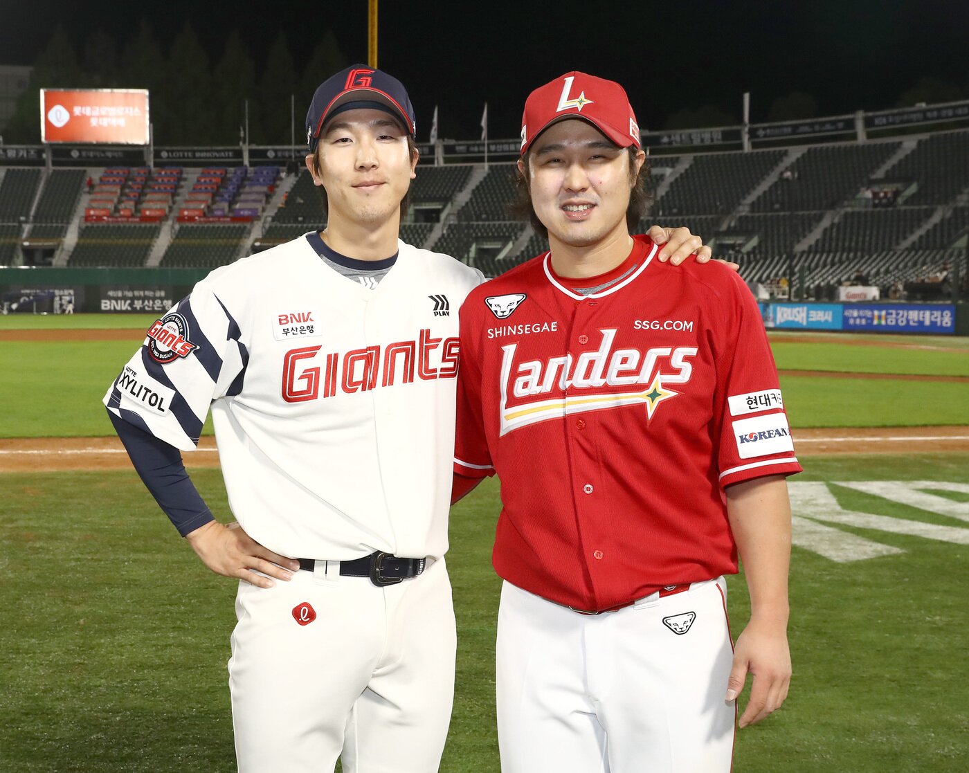 본문 이미지 -  24일 부산 사직구장에서 최정(오른쪽)이 KBO 통산 최다 홈런왕에 오른 뒤 동생 최항(왼쪽)과 사진을 찍고 있다. (SSG 구단 제공)