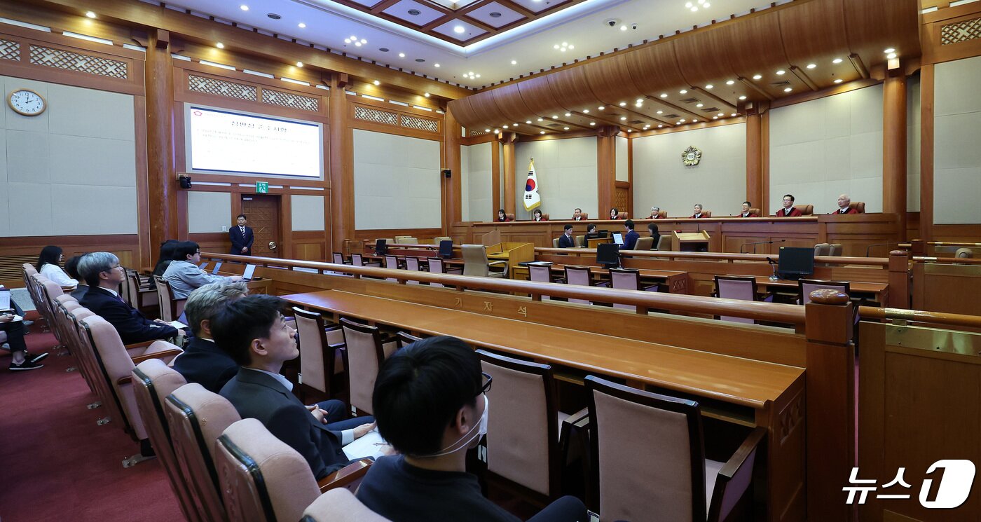 본문 이미지 - 25일 헌법재판소 대심판정에서 민법 제1112조 등 유류분 제도에 대한 위헌법률심판 및 헌법소원 선고가 진행되고 있다. 2024.4.25/뉴스1 ⓒ News1 박지혜 기자