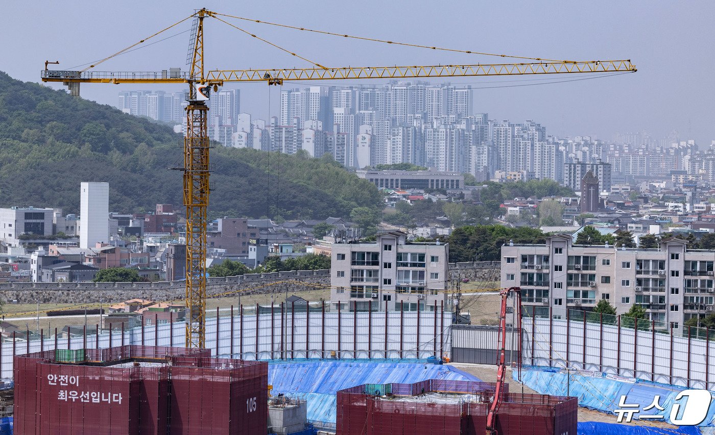 본문 이미지 - 경기도 수원시의 한 건설현장의 모습. 2024.4.25/뉴스1 ⓒ News1 이재명 기자