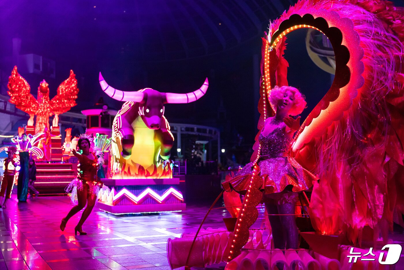 본문 이미지 - 불사조가 이끄는 '빛의 열정'(롯데월드 어드벤처 제공) 2024.4.25/뉴스1