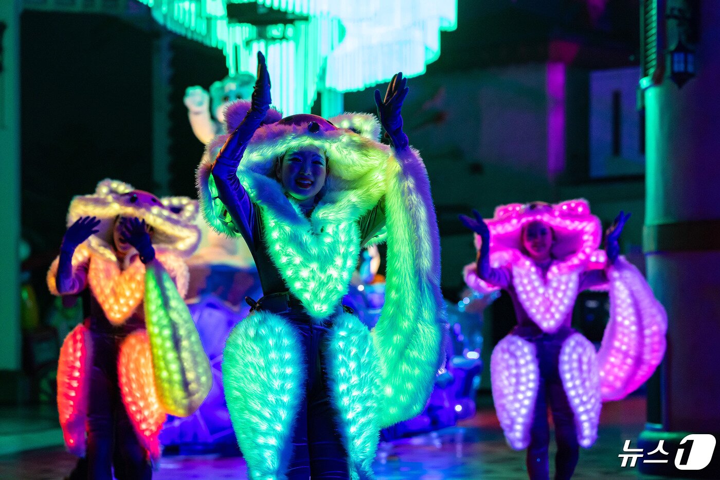 본문 이미지 - 빛의 아름다움 퍼레이드(롯데월드 어드벤처 제공) 2024.4.25/뉴스1