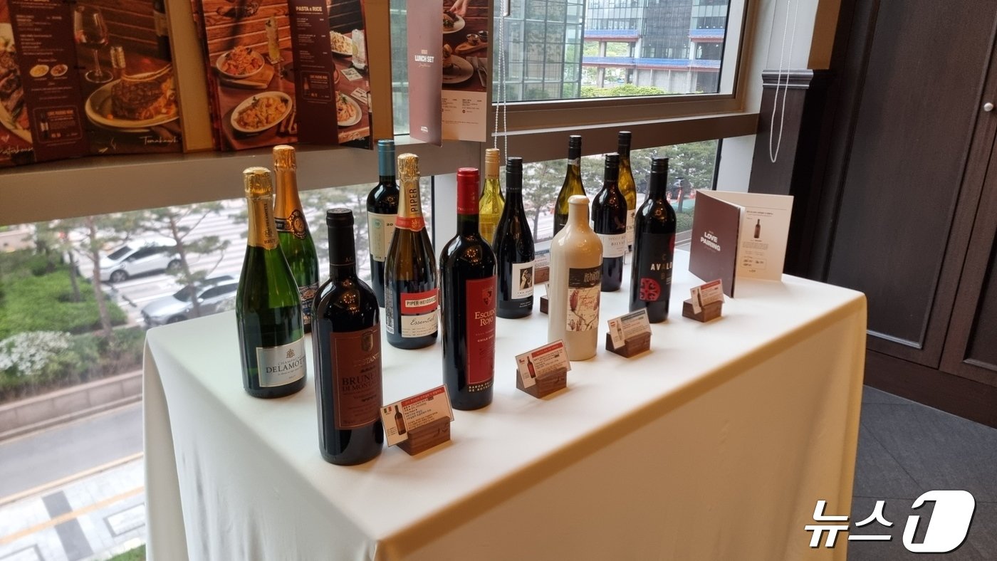 본문 이미지 - 25일 서울 종로구 아웃백 광화문 D타워점에서 열린 아웃백 스테이크하우스의 소간담회. 새 캠페인과 함께 신메뉴와 페어링되는 와인들이 진열되어 있다. ⓒ News1 이형진 기자