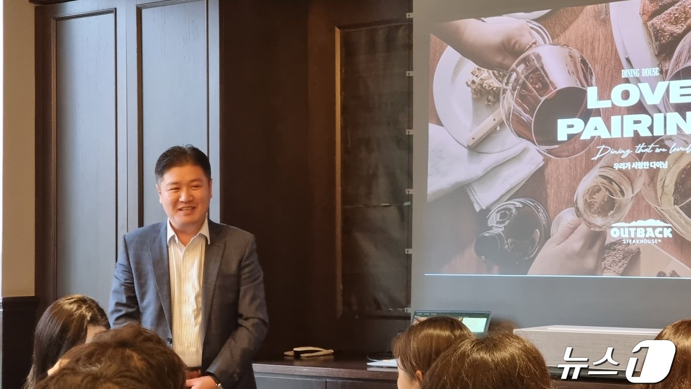 본문 이미지 - 25일 서울 종로구 아웃백 광화문 D타워점에서 열린 아웃백 스테이크하우스의 소간담회. 정필중 직영사업본부장(전무)이 설명을 진행하고 있다. ⓒ News1 이형진 기자