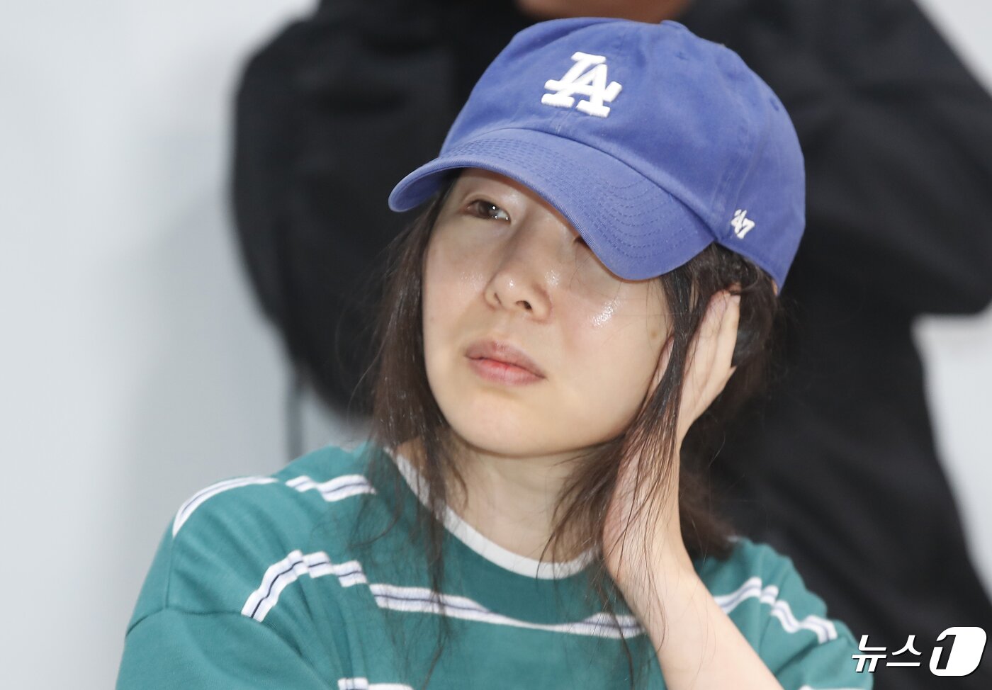 본문 이미지 - 그룹 뉴진스의 소속사 어도어 민희진 대표가 25일 서울 서초구 한국컨퍼런스센터에서 하이브 경영권 탈취 시도와 관련한 배임 의혹에 관한 기자회견을 열고 입장을 밝히고 있다. 2024.4.25/뉴스1 ⓒ News1 권현진 기자