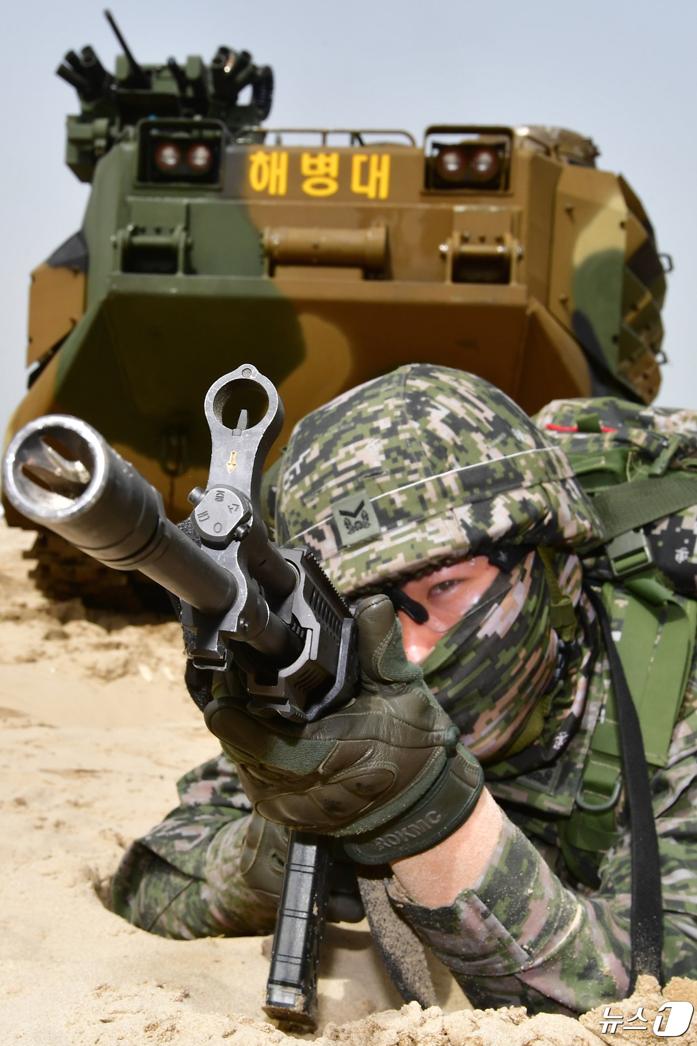 해병대 1사단이 25일 경북 포항시 남구 도구해안에서 &#39;2024 여단급 합동상륙훈련을 실시하고 있다. 해안 교두보를 확보한 해병대원이 가상의 적진을 조준하고 있다.2024.4.25/뉴스1 ⓒ News1 최창호 기자