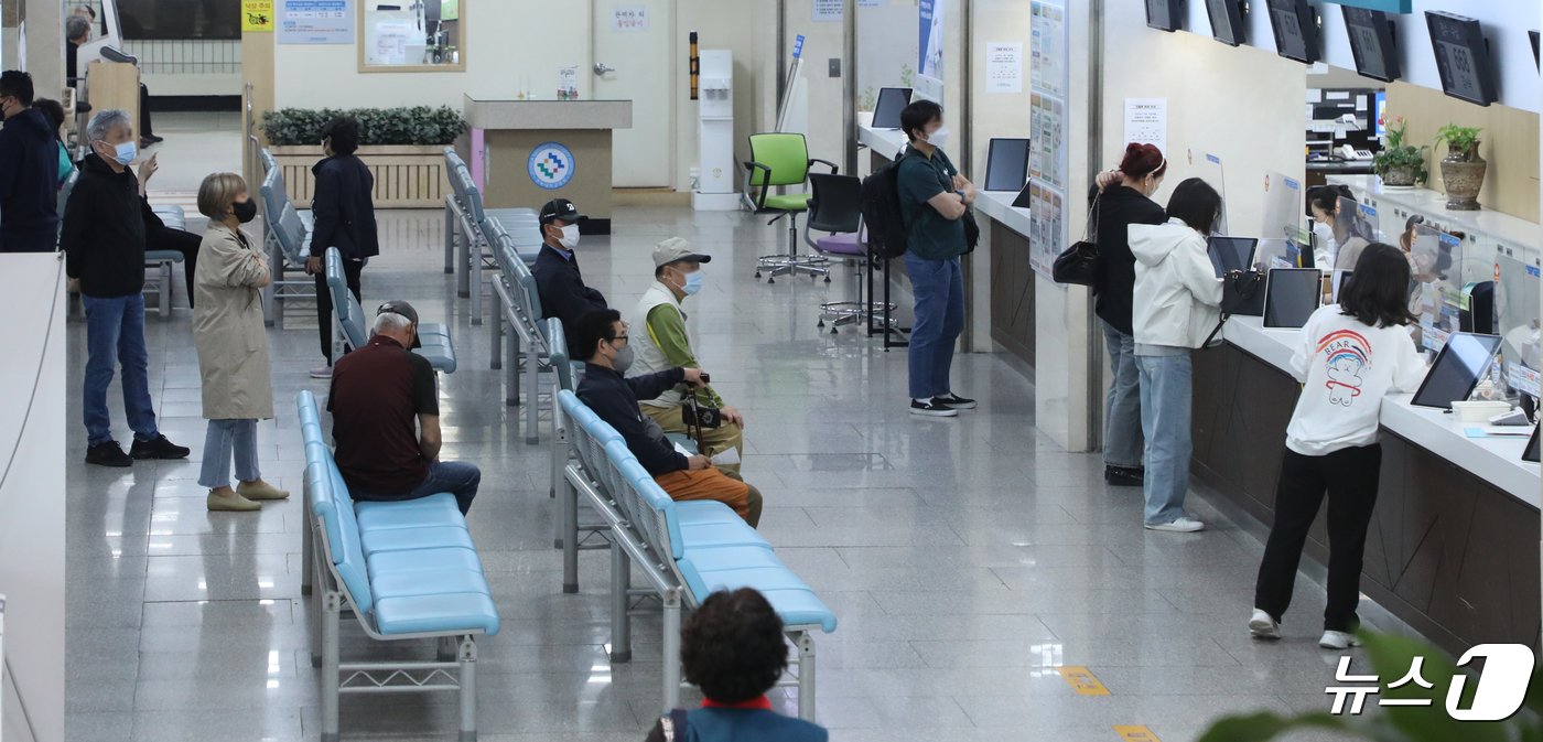 전북대학교병원에서 환자들이 진료 접수를 하고 있다. &#40;자료사진&#41; ⓒ News1 유경석 기자