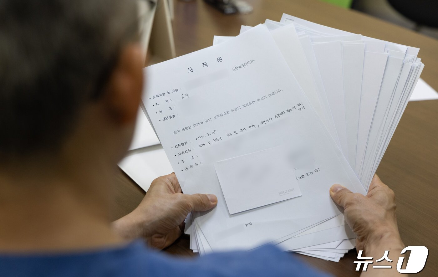 본문 이미지 - 의대증원으로 촉발된 의정갈등이 의대 교수들의 사직과 휴진 예고로 또 다시 변곡점을 맞고 있다. 의대 교수단체들은 민법에 따라 사직서를 제출한 지 30일이 되면 사직 효력이 발생한다며 오는 25일부터 사직 가능성과 의료현장 이탈을 시사했다. 잇따라 총회를 열어 교수 사직 현황·절차, 사태 장기화에 따른 진료 재조정 방안 등을 논의 중이다. 사진은 25일 경기도 소재 한 대학병원에서 의료진이 사직원을 종합해 제출하기 전 정돈하고 있는 모습. 2024.4.25/뉴스1 ⓒ News1 이재명 기자