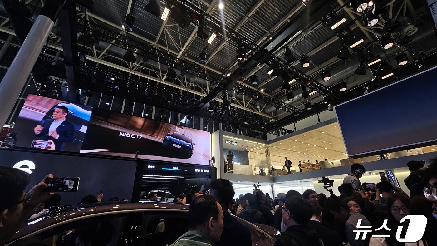 본문 이미지 - 리빈 니오 CEO가 25일 베이징 모터쇼에서 미디어 브리핑을 진행하고 있다. 