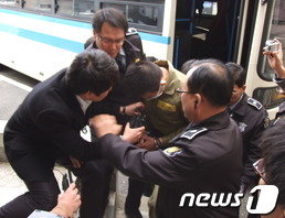 본문 이미지 -  울산 자매 살해범 김홍일이 2012년 12월 21일 결심공판에 출석하기 위해 울산지법에 도착한 모습. ⓒ 뉴스1 