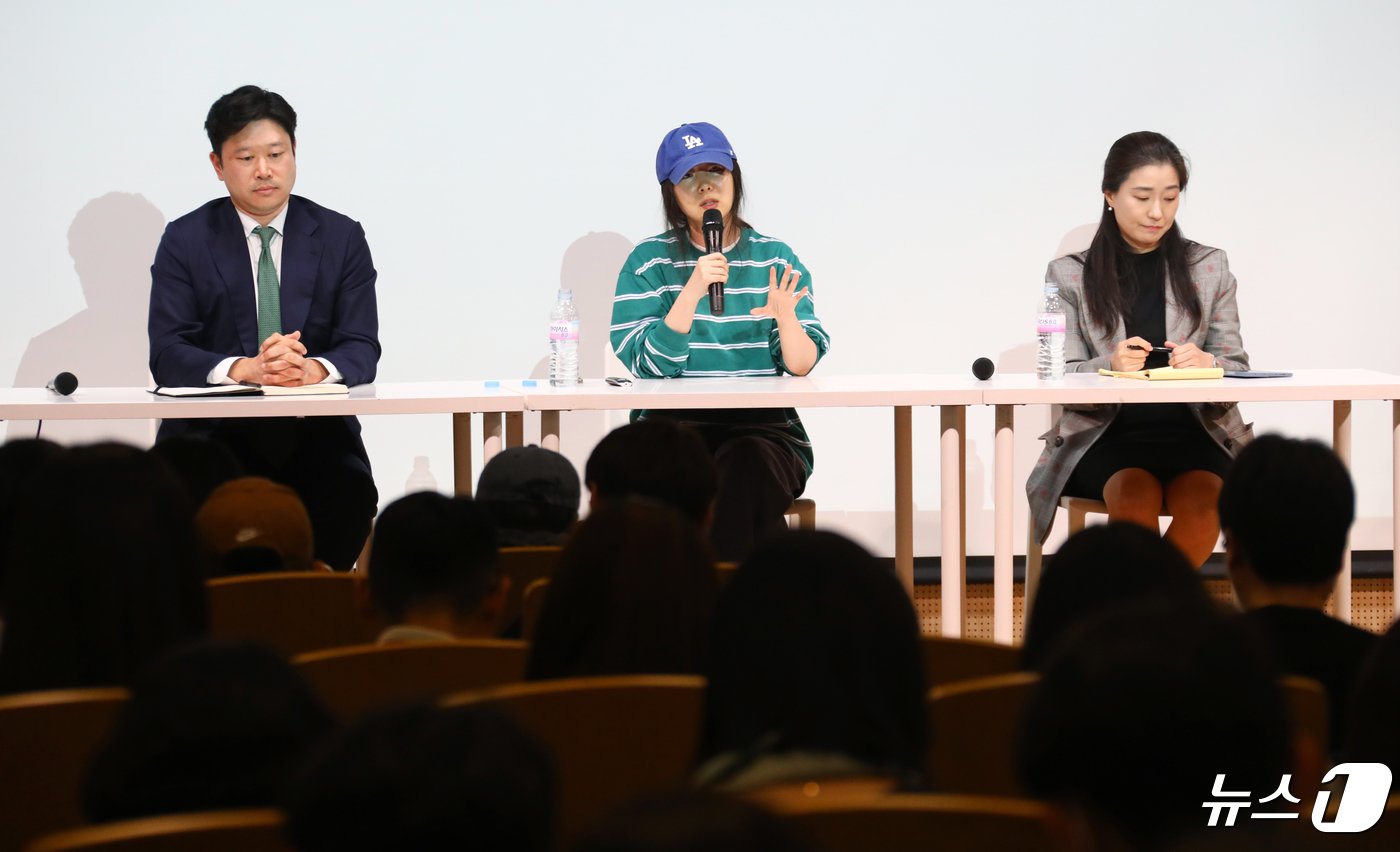 그룹 뉴진스의 소속사 어도어 민희진 대표가 25일 서울 서초구 한국컨퍼런스센터에서 하이브 경영권 탈취 시도와 관련한 배임 의혹에 관한 입장을 밝히는 긴급기자회견을 하고 있다. 2024.4.25/뉴스1 ⓒ News1 권현진 기자