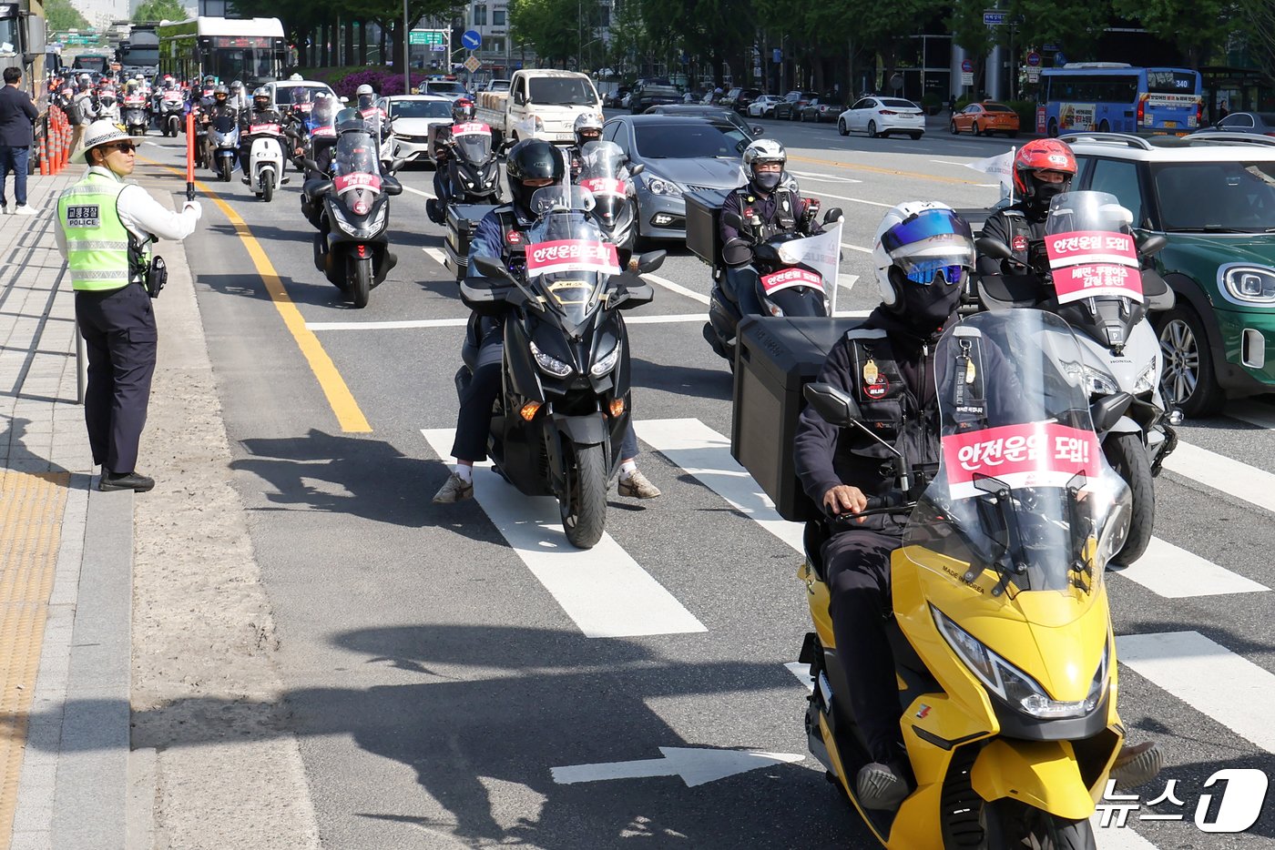 본문 이미지 - 공공운수노조 라이더유니온지부 조합원들이 25일 오후 서울 송파구 올림픽공원 앞 위례성대로에서 배달 업계에 안전운임제도 도입과 기본 배달료 인상을 촉구하며 &#39;제7회 라이더 대행진&#39;을 하고 있다. 2024.4.25/뉴스1 ⓒ News1 민경석 기자