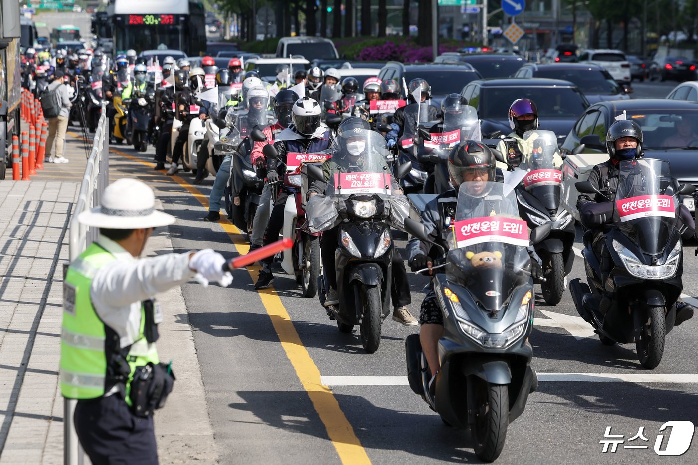 본문 이미지 - 공공운수노조 라이더유니온지부 조합원들이 25일 오후 서울 송파구 올림픽공원 앞 위례성대로에서 배달 업계에 안전운임제도 도입과 기본 배달료 인상을 촉구하며 &#39;제7회 라이더 대행진&#39;을 하고 있다. 2024.4.25/뉴스1 ⓒ News1 민경석 기자
