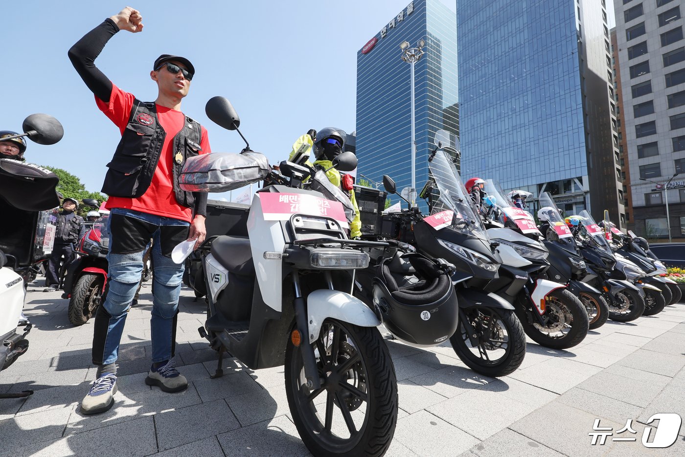 본문 이미지 - 공공운수노조 라이더유니온지부 조합원들이 25일 오후 서울 송파구 올림픽공원 앞에서 &#39;제7회 라이더 대행진&#39; 출발을 앞두고 안전운임제도 도입과 기본 배달료 인상을 촉구하며 구호를 외치고 있다. 2024.4.25/뉴스1 ⓒ News1 민경석 기자