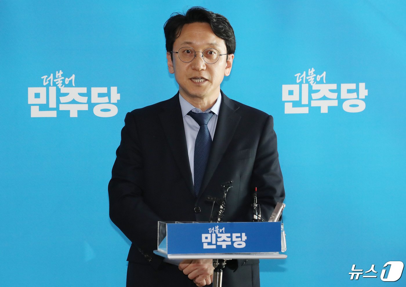 본문 이미지 - 천준호 더불어민주당 당대표 비서실장이 25일 오후 서울 여의도 국회에서 윤석열 대통령과 이재명 민주당 대표의 영수회담 2차 실무회동 결과를 브리핑을 하고 있다. 2024.4.25/뉴스1 ⓒ News1 임세영 기자