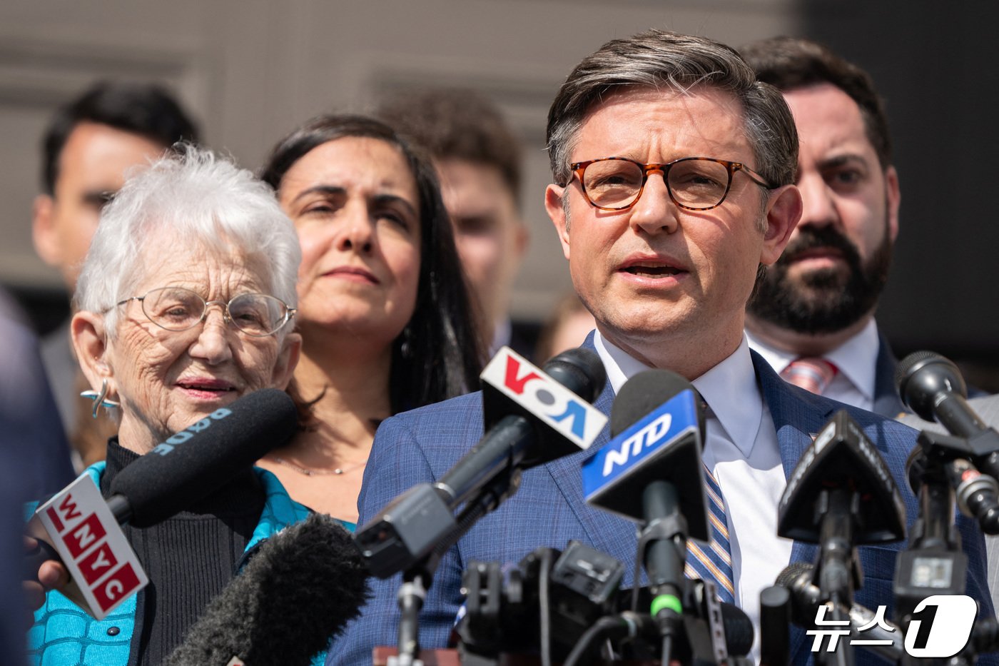 본문 이미지 - 24일(현지시간) 마이크 존슨 하원의장(공화당)이 컬럼비아 대학교에서 팔레스타인을 지지하는 시위대를 향해 연설을 하고 있다. 2024.04.25 ⓒ 로이터=뉴스1 ⓒ News1 조소영 기자