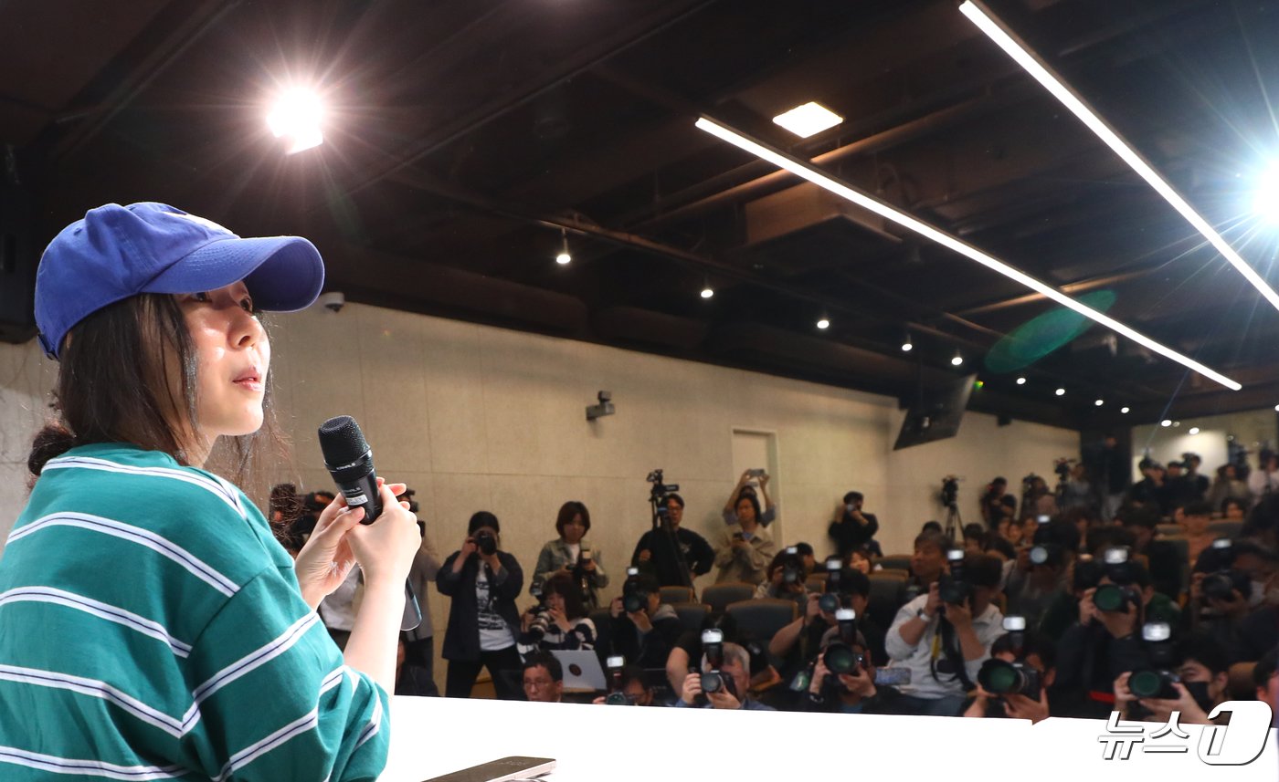 본문 이미지 - 그룹 뉴진스의 소속사 어도어 민희진 대표가 25일 서울 서초구 한국컨퍼런스센터에서 하이브 경영권 탈취 시도와 관련한 배임 의혹에 긴급기자회견을 갖고 있다. 2024.4.25/뉴스1 ⓒ News1 권현진 기자