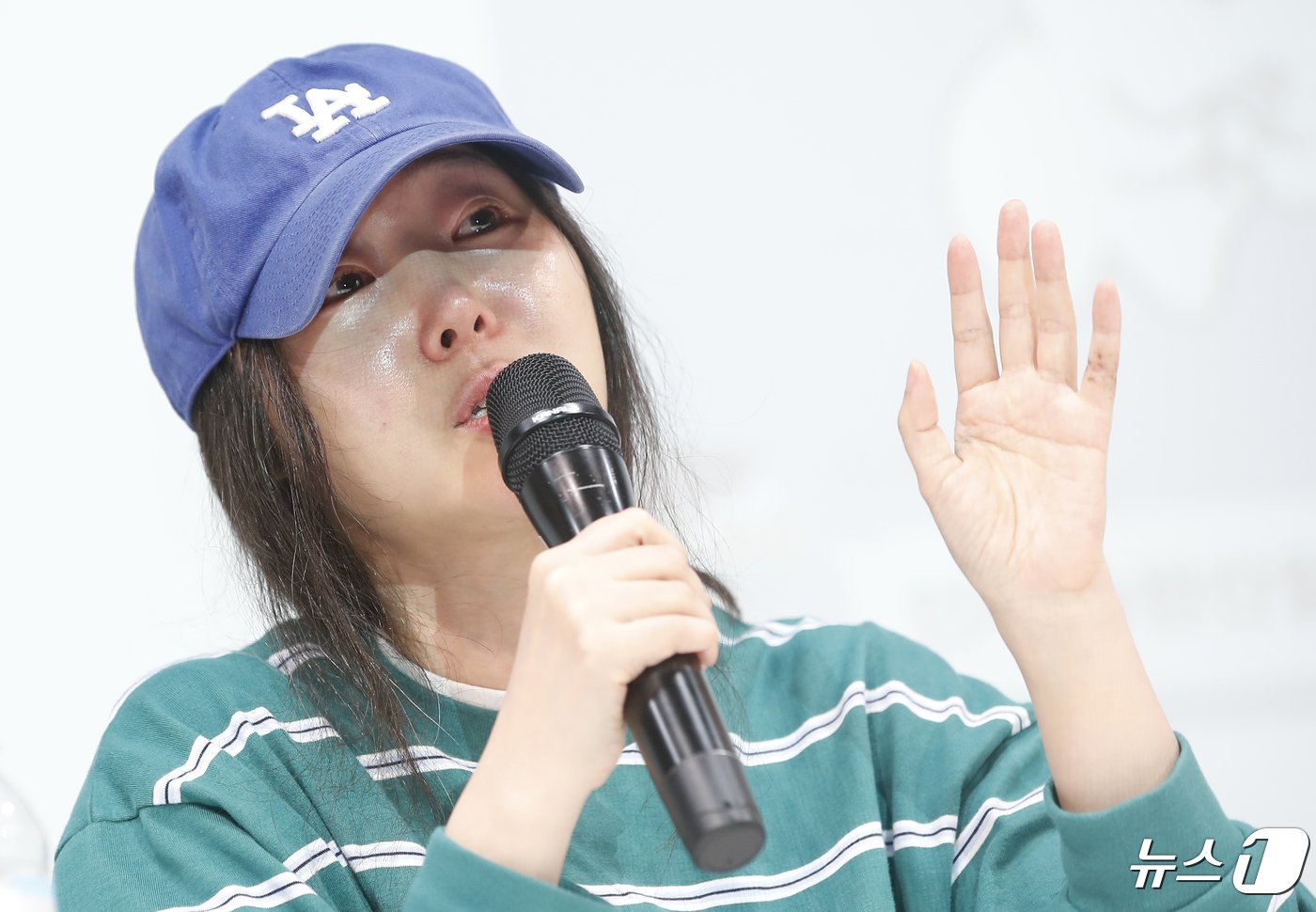 본문 이미지 - 그룹 뉴진스의 소속사 어도어 민희진 대표가 25일 서울 서초구 한국컨퍼런스센터에서 하이브 경영권 탈취 시도와 관련한 배임 의혹 관련 입장을 밝히는 긴급기자회견을 갖고 있다. 2024.4.25/뉴스1 ⓒ News1 권현진 기자