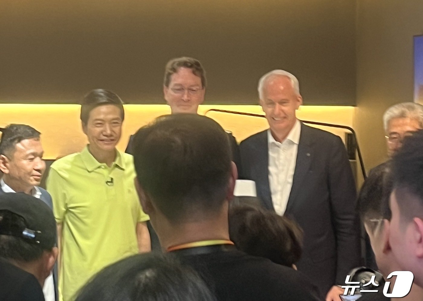 본문 이미지 -  샤오미 창업주 레이쥔 회장(왼쪽 두번째 연두색 상의)과 올라 칼레니우스 메르세데스-벤츠 그룹 회장(가운데)이 기념 촬영을 하고 있다.