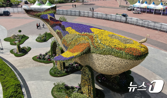 고양국제꽃박람회장에 설치된 초대형 꽃등고래 조형물