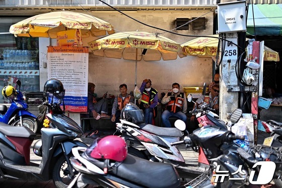 [포토] 그늘에서 쉬는 태국 방콕의 오토바이 기사들