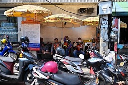[포토] 그늘에서 쉬는 태국 방콕의 오토바이 기사들