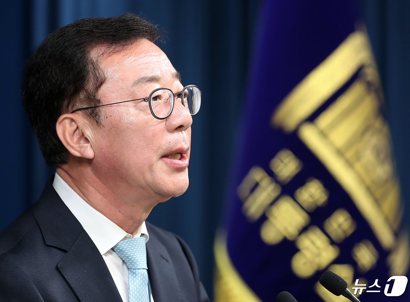 본문 이미지 - 홍철호 대통령실 정무수석이 25일 용산 대통령실 청사에서 윤석열 대통령과 이재명 더불어민주당 대표의 '영수회담' 2차 실무회동 관련 브리핑을 하고 있다. 2024.4.25/뉴스1 ⓒ News1 오대일 기자