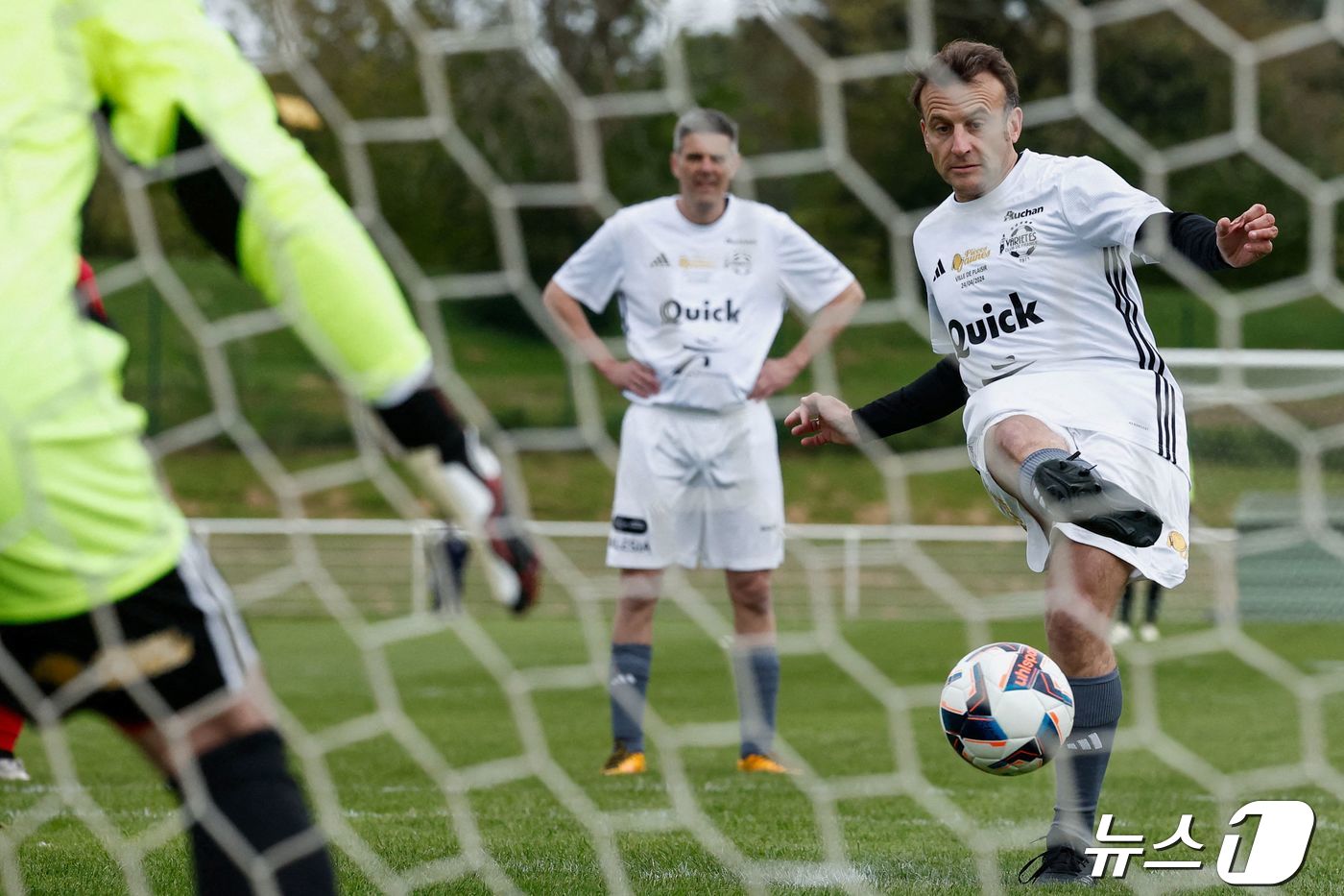 (플레지르 AFP=뉴스1) 최종일 기자 = 에마뉘엘 마크롱 프랑스 대통령이 24일(현지시간) 파리 외곽 플레지르에 있는 베르나르 지루 경기장에서 열린 환아를 돕기 위한 자선 축구대 …