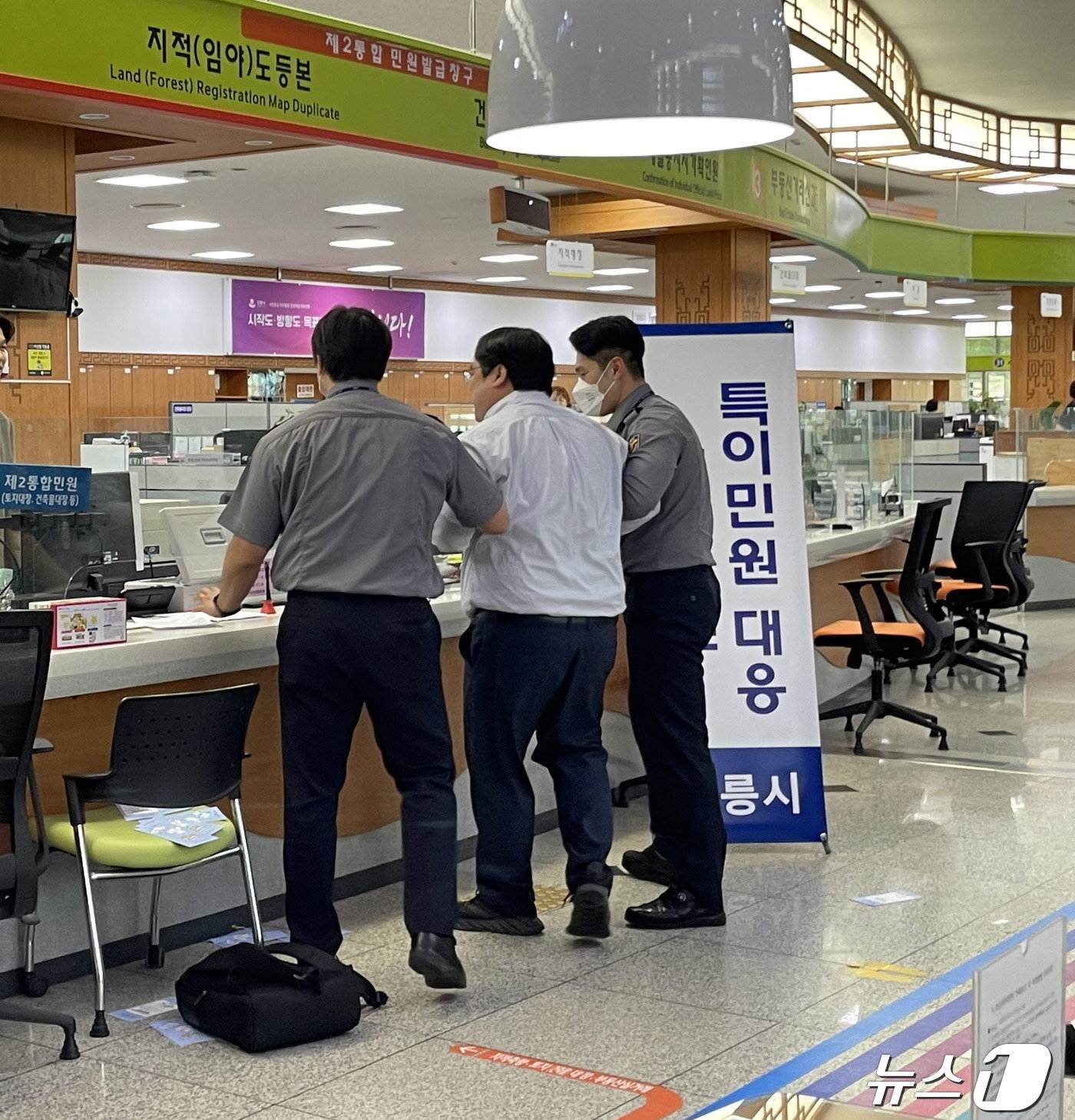 본문 이미지 - 강릉시, 25일 '민원 응대 비상상황' 대비 경찰 합동 모의훈련.(강릉시 제공) 2024.4.25/뉴스1