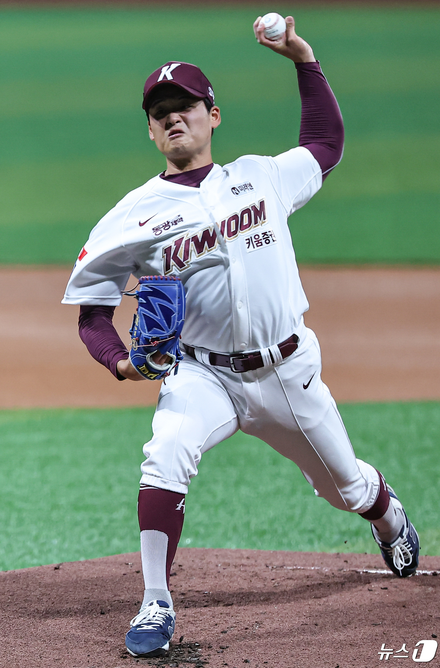 (서울=뉴스1) 김도우 기자 = 25일 오후 서울 고척스카이돔에서 열린 2024 신한은행 SOL뱅크 KBO리그 KIA 타이거즈와 키움 히어로즈의 경기, 키움 선발투수 이종민이 1회 …