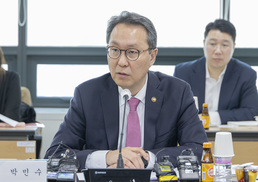 '제9차 건강보험정책심의위원회 주재하는 박민수 2차관'