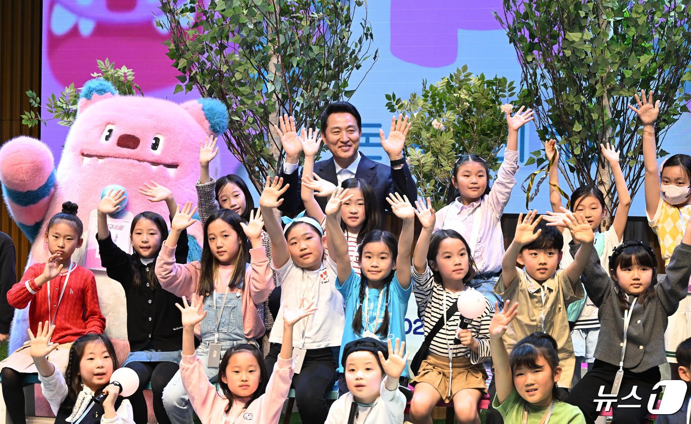 본문 이미지 - 오세훈 서울시장이 25일 서울 중구 서울시청에서 열린 2024 어린이기자 발대식에서 기자단과 기념촬영을 하고 있다. &#40;서울시 제공&#41; 2024.4.25/뉴스1
