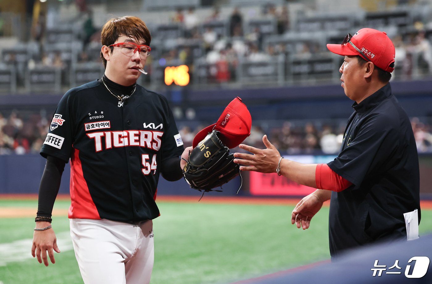 25일 오후 서울 고척스카이돔에서 열린 2024 신한은행 SOL뱅크 KBO리그 KIA 타이거즈와 키움 히어로즈의 경기, KIA 선발투수 양현종이 3회말을 무실점으로 막은 뒤 덕아웃으로 향하고 있다. 2024.4.25/뉴스1 ⓒ News1 김도우 기자