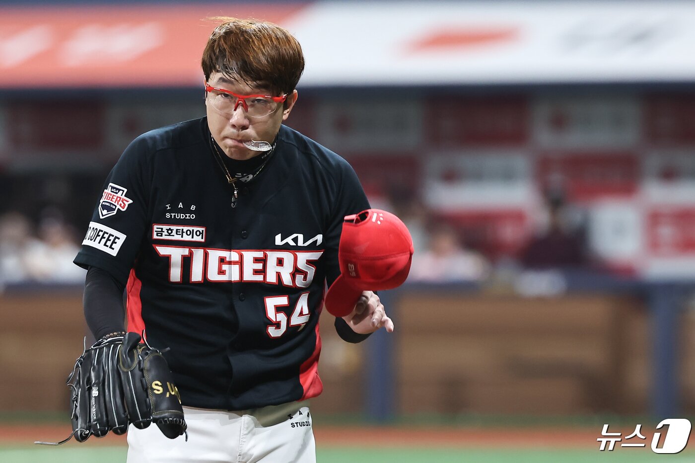 본문 이미지 - 25일 오후 서울 고척스카이돔에서 열린 2024 신한은행 SOL뱅크 KBO리그 KIA 타이거즈와 키움 히어로즈의 경기, KIA 선발투수 양현종이 7회말을 마치고 덕아웃으로 향하며 관중들에게 인사하고 있다. 2024.4.25/뉴스1 ⓒ News1 김도우 기자